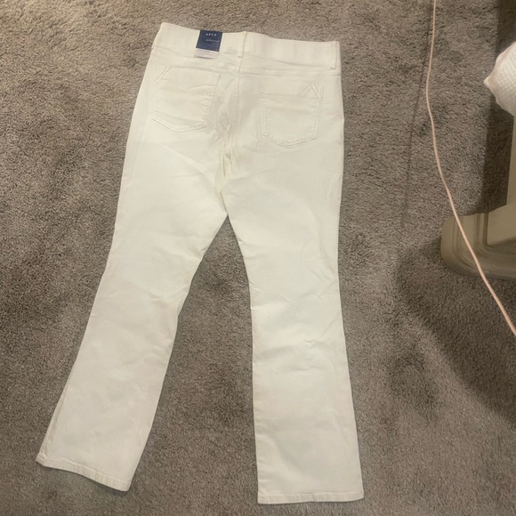 NWT BOOTCUT WHITE JEANS - Picture 4 of 4